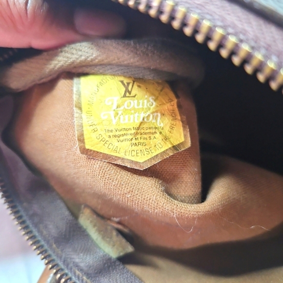 Authentic Louis Vuitton Monogram Canvas Speedy Handbag. - Picture 6 of 11